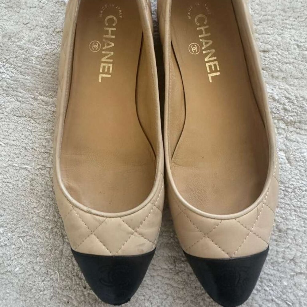 CHANEL Quilted Beige & Black tip ballet flats size 37.5
